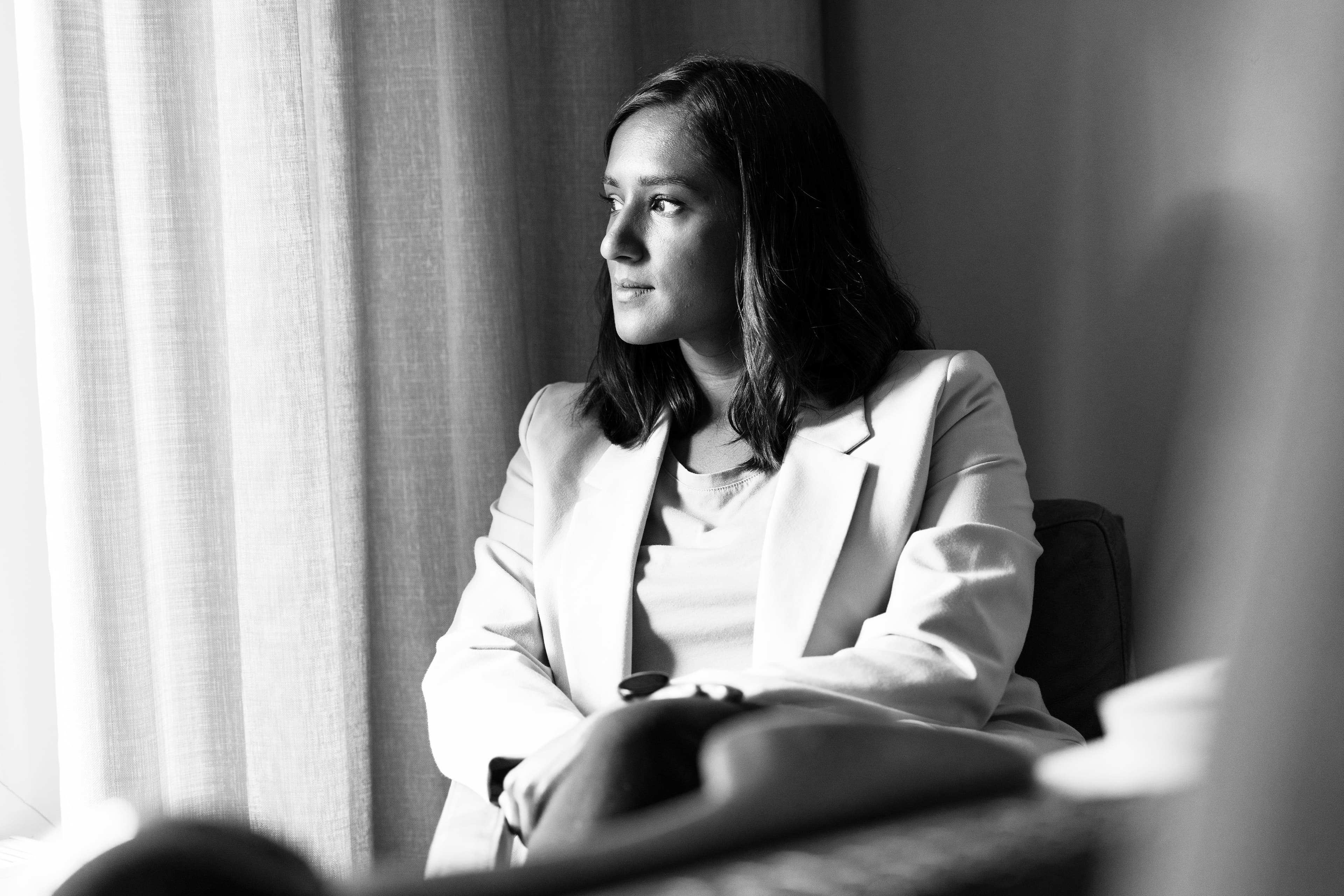 Kvinna i konferensrum.jpg