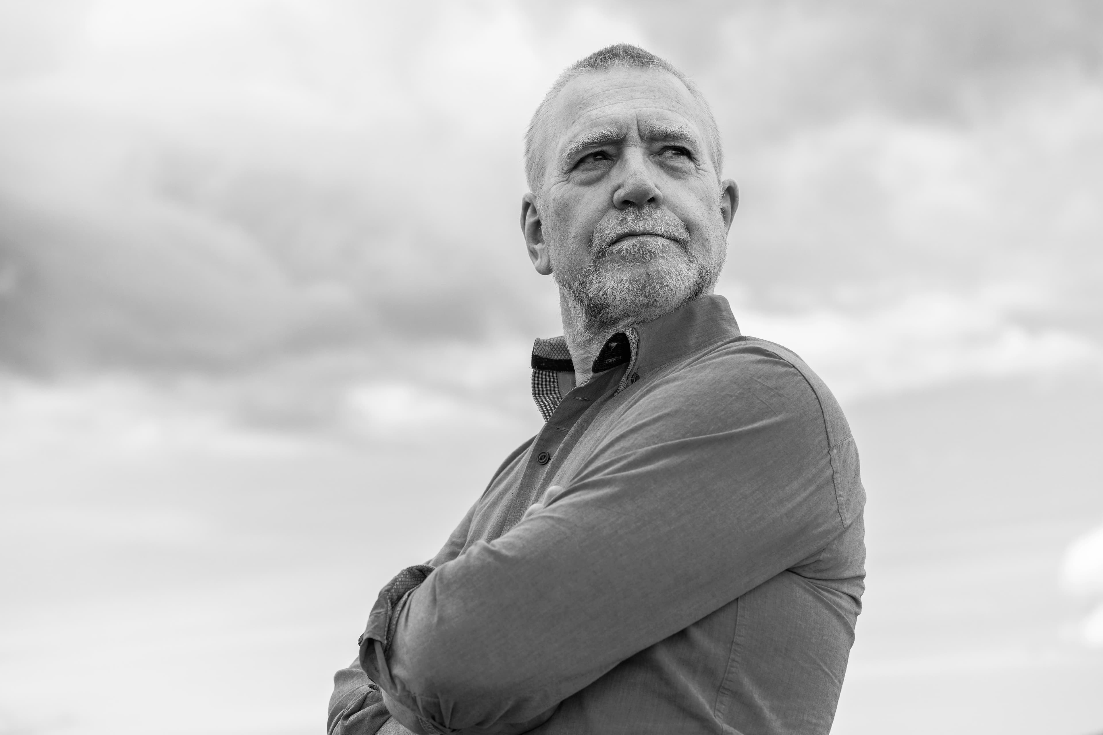 Man med moln i bakgrunden.jpg