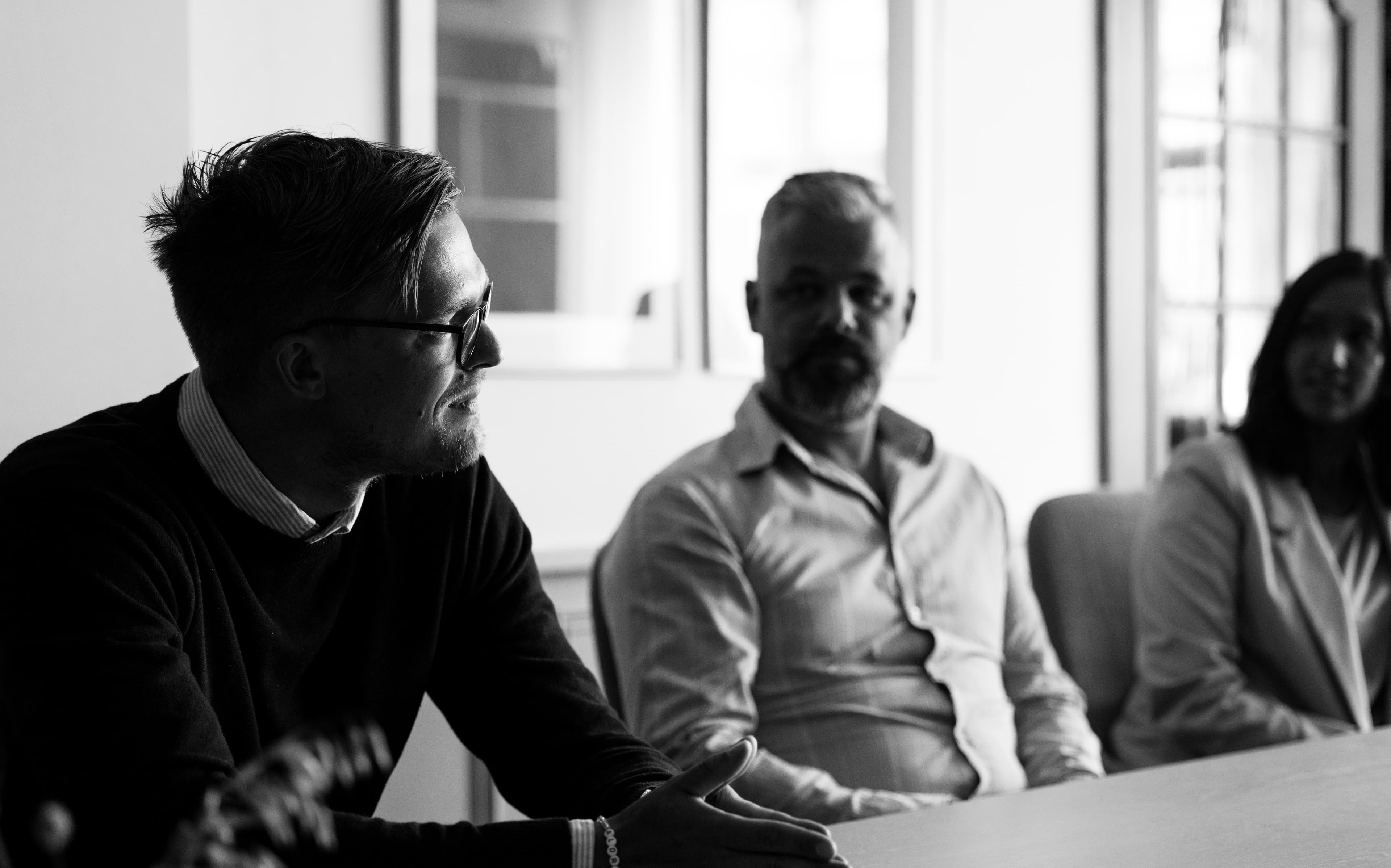 två män och en kvinna i konferensrum kopia ny.jpg